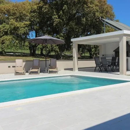 Villa Monte Vernal Mit Pool Pula